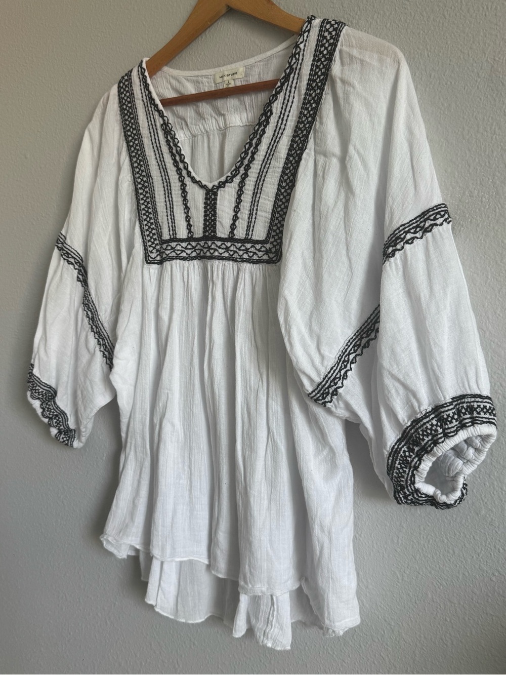 Large Max Studio boho top, flowy, Embroidered peasant top - Picture 4 of 6